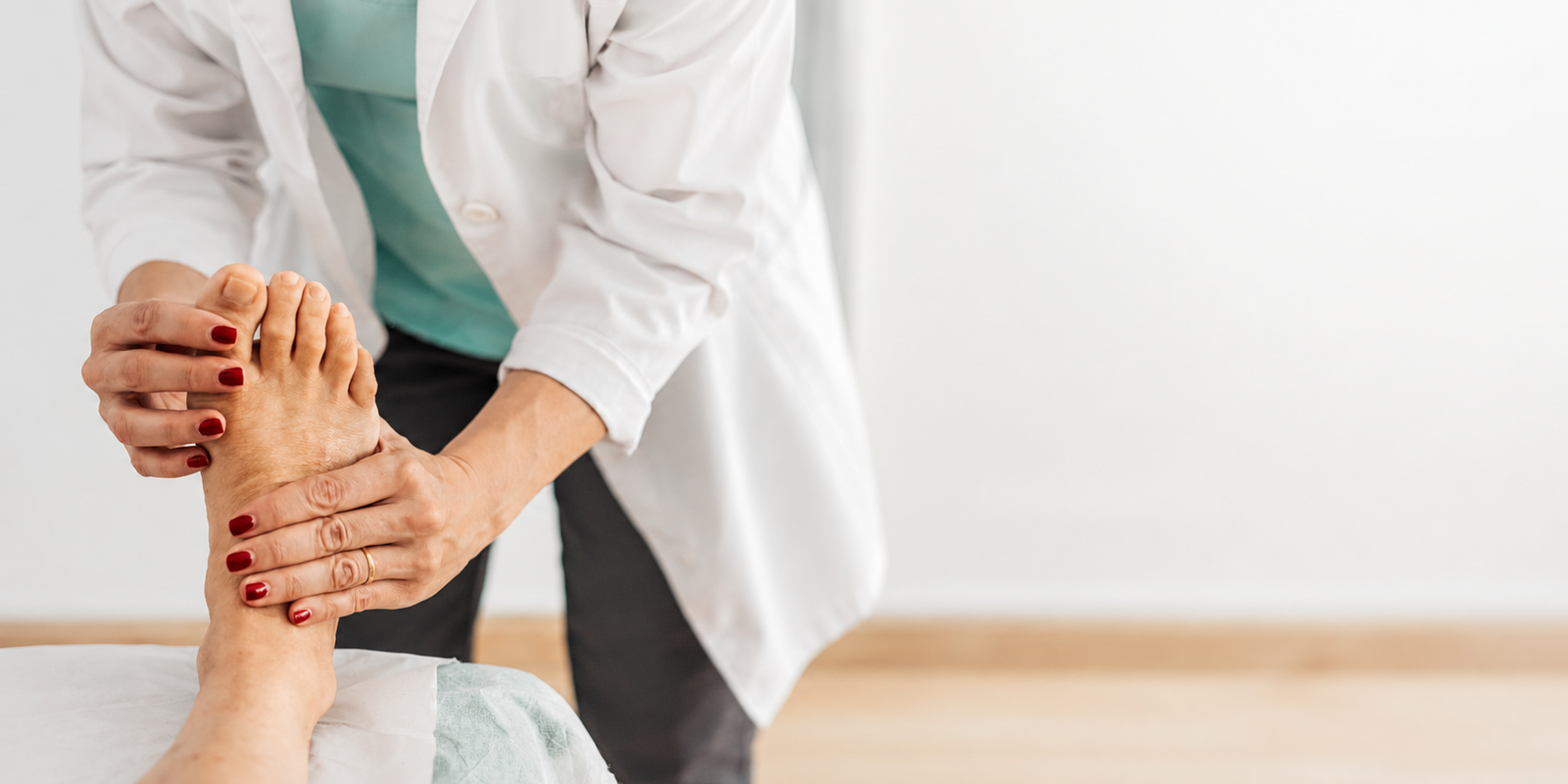 Valoración podológica antes de usar calzado minimalista barefoot Sara Santos realizando una valoración podológica del pie antes de recomendar calzado minimalista o barefoot.
